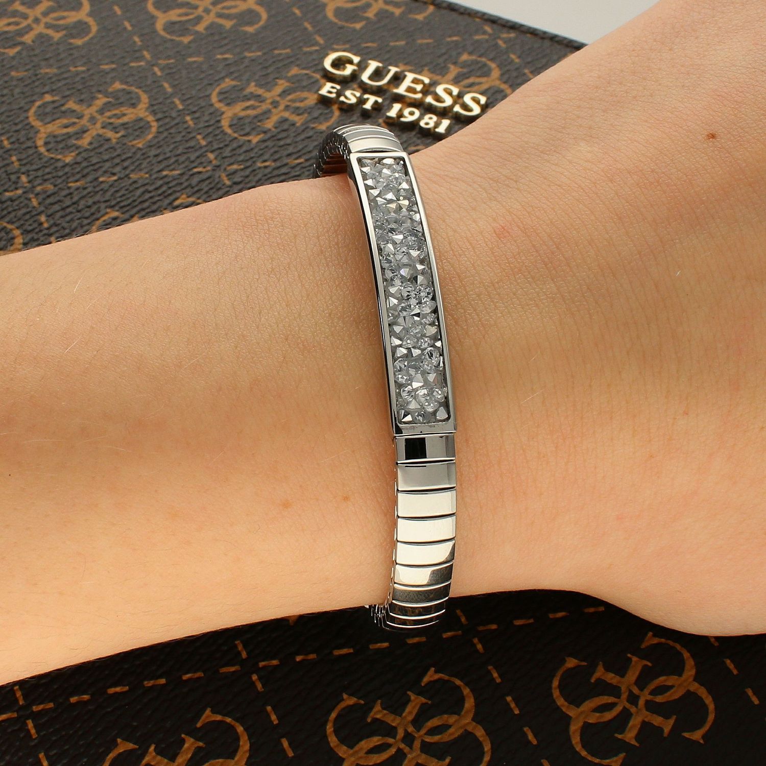 Bransoletka Nomination Italy z kolekcji Extension Glitter. Elastyczna bransoletka wykonana ze stali szlachetnej, zdobiona sypanymi, błyszczącymi srebrnymi kryształkami (2).jpg